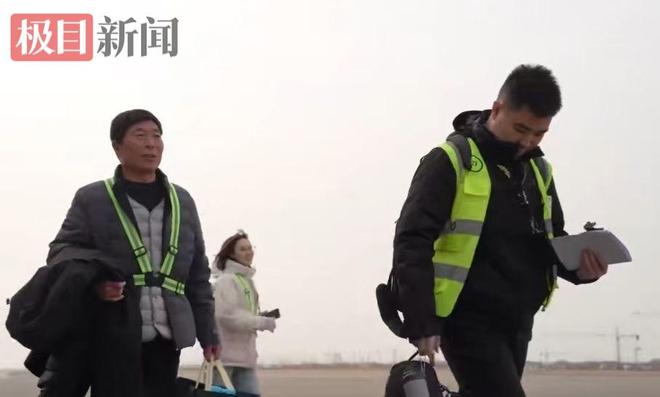 男子开飞机带父返乡过年：遇到逆风也仅用两小时