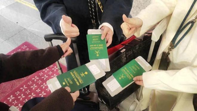 7名中东游客上海＂买疯了＂ 托运40多个行李箱重超500斤