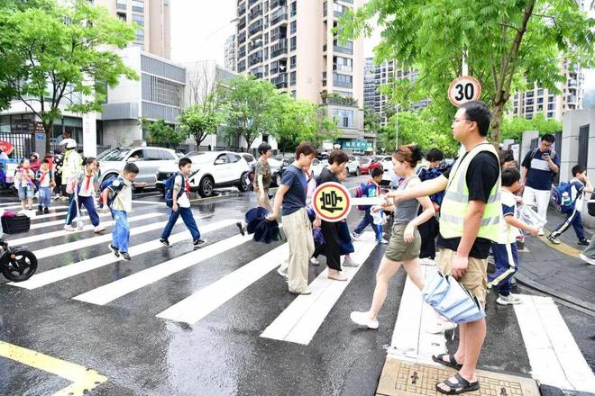 50元1次的代护学岗服务火了 卖家：有家长成＂回头客＂