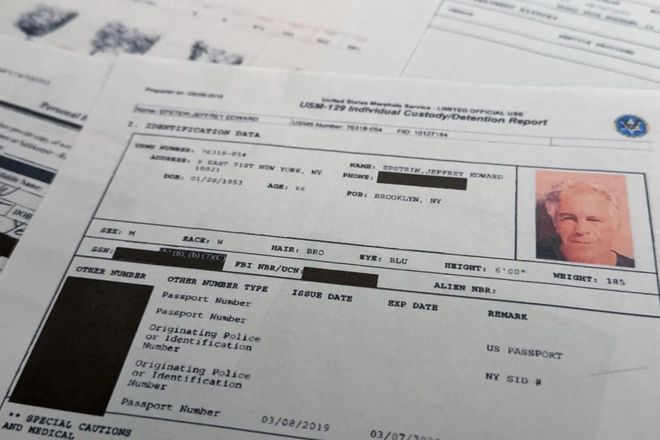 特朗普与爱泼斯坦聚会视频流出:通过介绍后与女子握手