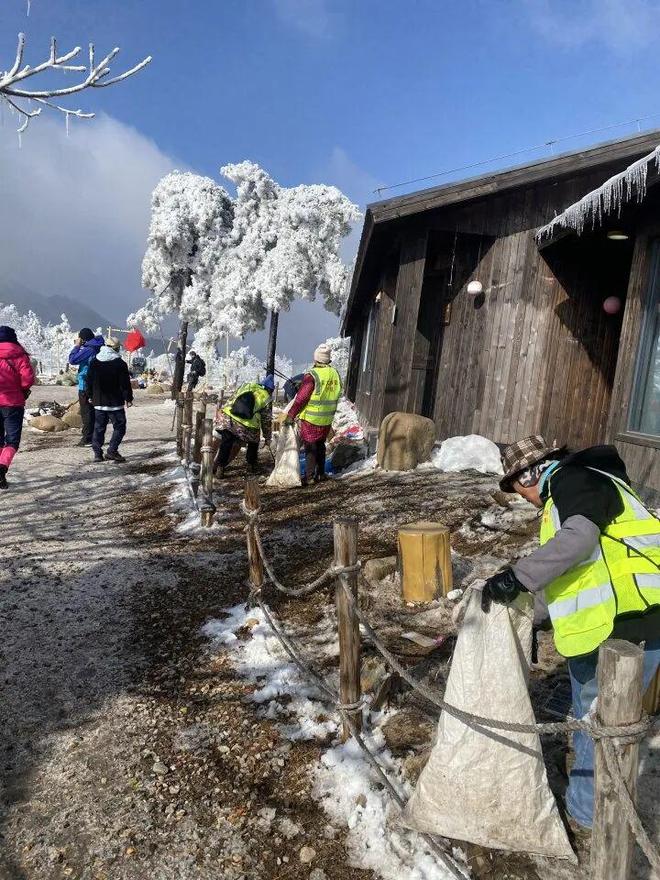 百丈岭探雪火了 清洁员每天捡垃圾上千斤来回超5小时